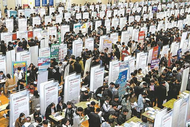 2025公务员就业形势_2025年应届毕业生就业压力_未来就业形势严峻分析