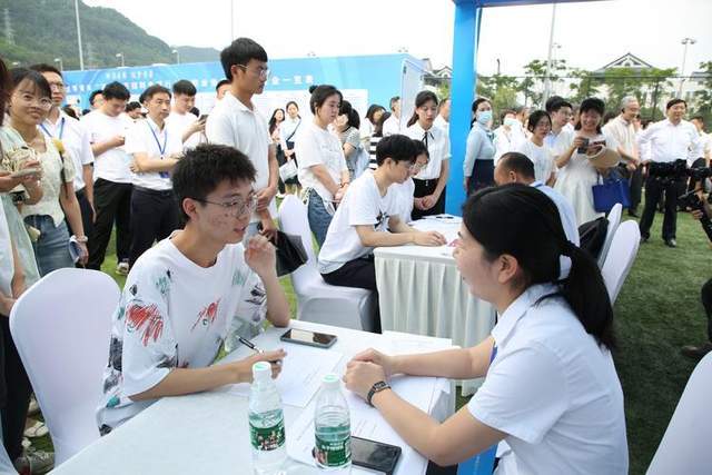 未来就业形势严峻分析_2025公务员就业形势_2025年应届毕业生就业压力