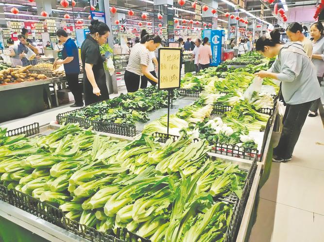 深圳百佳华超市_商场生活物资供应充足_市民有序选购蔬菜